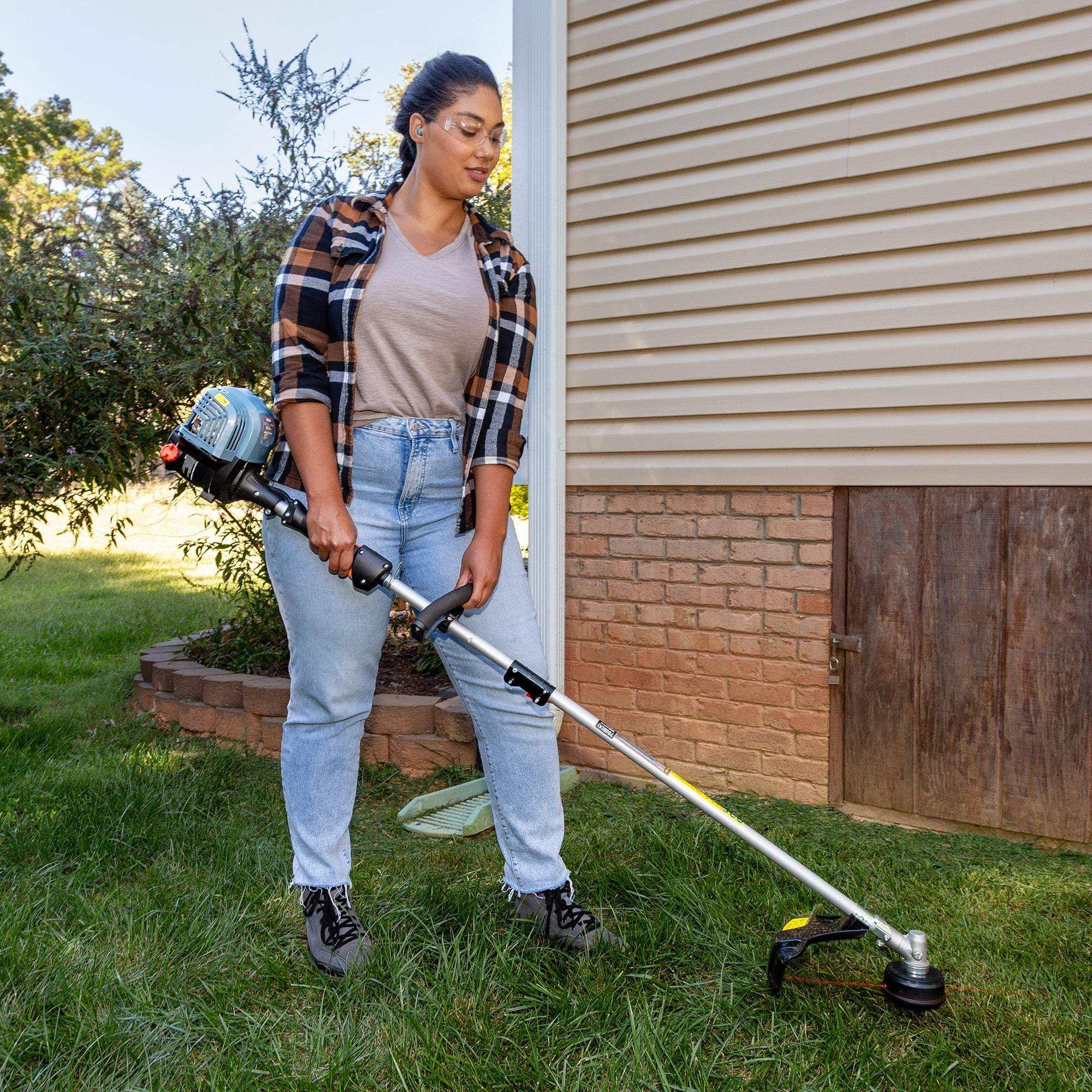 4QL® 26.5cc 4-Cycle 18" Gas String Trimmer, Attachment Capable | String Trimmers | SENIX Tools